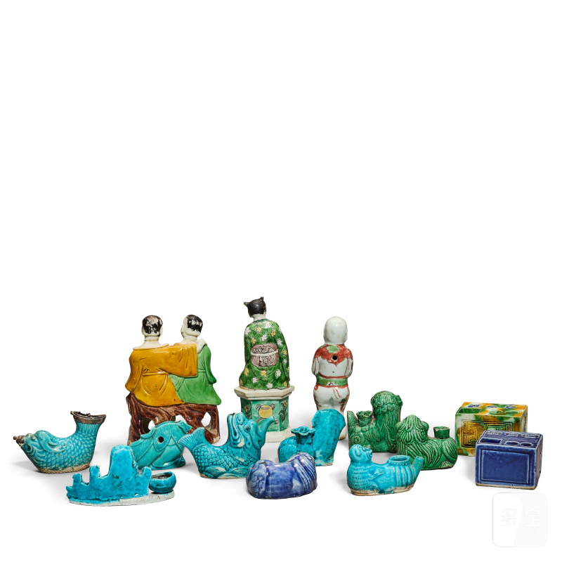 清康熙 素三彩像及文房雅玩一組 | A COLLECTION OF GLAZED BISCUIT MINIATURE FIGURES AND SCHOLAR'S DESK ITEMS - 图4